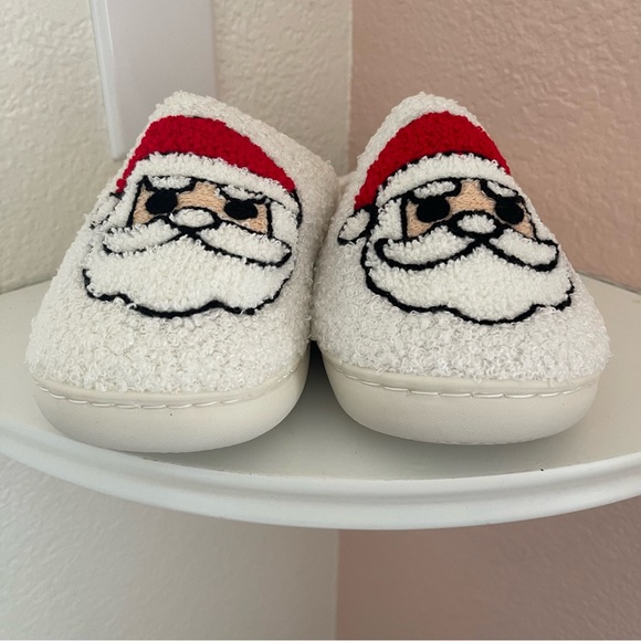 NWT Santa Claus Christmas Fuzzy Slippers, Warm, Plush and Cozy Slippers - Picture 3 of 7